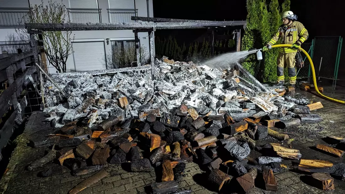 FW Lage: Feuer 2 / Carportbrand - 16.12.2023 - 23:30 Uhr - Bild: presseportal.de