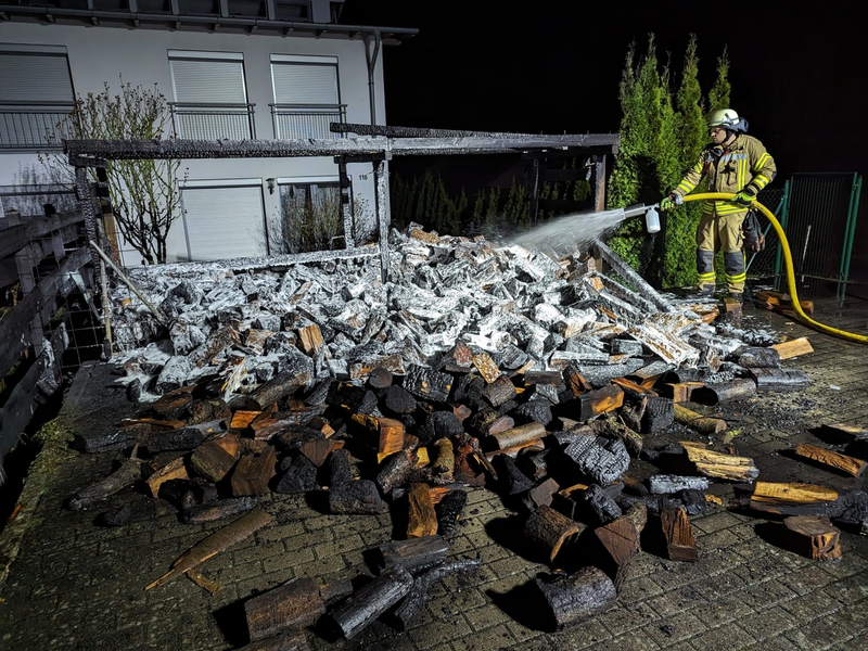 FW Lage: Feuer 2 / Carportbrand - 16.12.2023 - 23:30 Uhr - Foto: presseportal.de