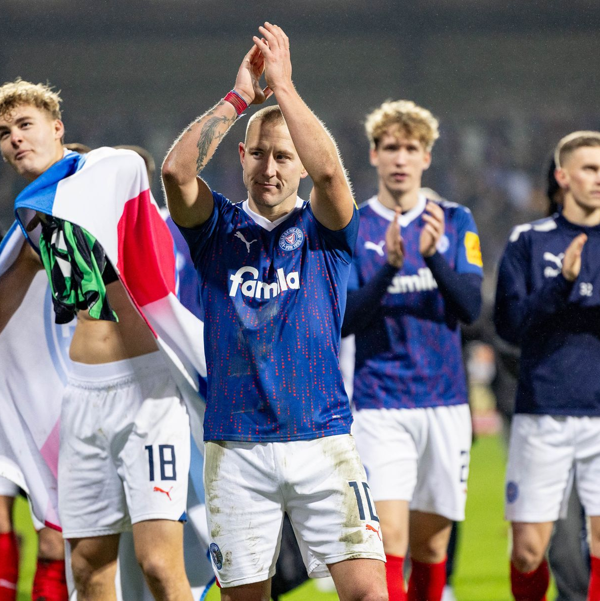 Kiels Spieler feiern den Sieg gegen Hannover 96. - Foto: Axel Heimken/dpa