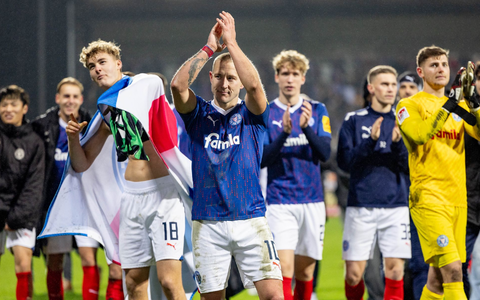 Die Kieler Spieler feierten mit den Anhängern, die nach dem Schlusspfiff auf das Spielfeld gestürmt waren. - Foto: Axel Heimken/dpa