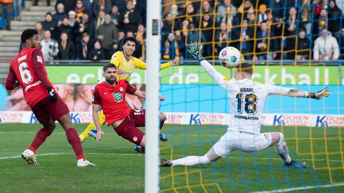 Braunschweigs Johan Gómez (M) schießt gegen Kaiserslauterns Torwart Julian Krahl sein Siegtor zum 2:1. - Bild: Swen Pförtner/dpa