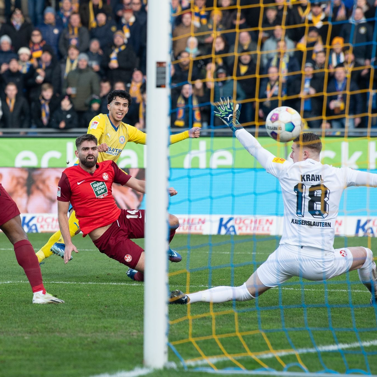 Braunschweigs Johan Gómez (M) schießt gegen Kaiserslauterns Torwart Julian Krahl sein Siegtor zum 2:1. - Foto: Swen Pförtner/dpa