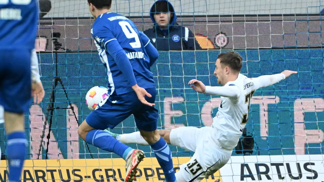 Der Karlsruher Igor Matanovic (l) erzielt den Treffer zum 3:1. - Bild: Uli Deck/dpa