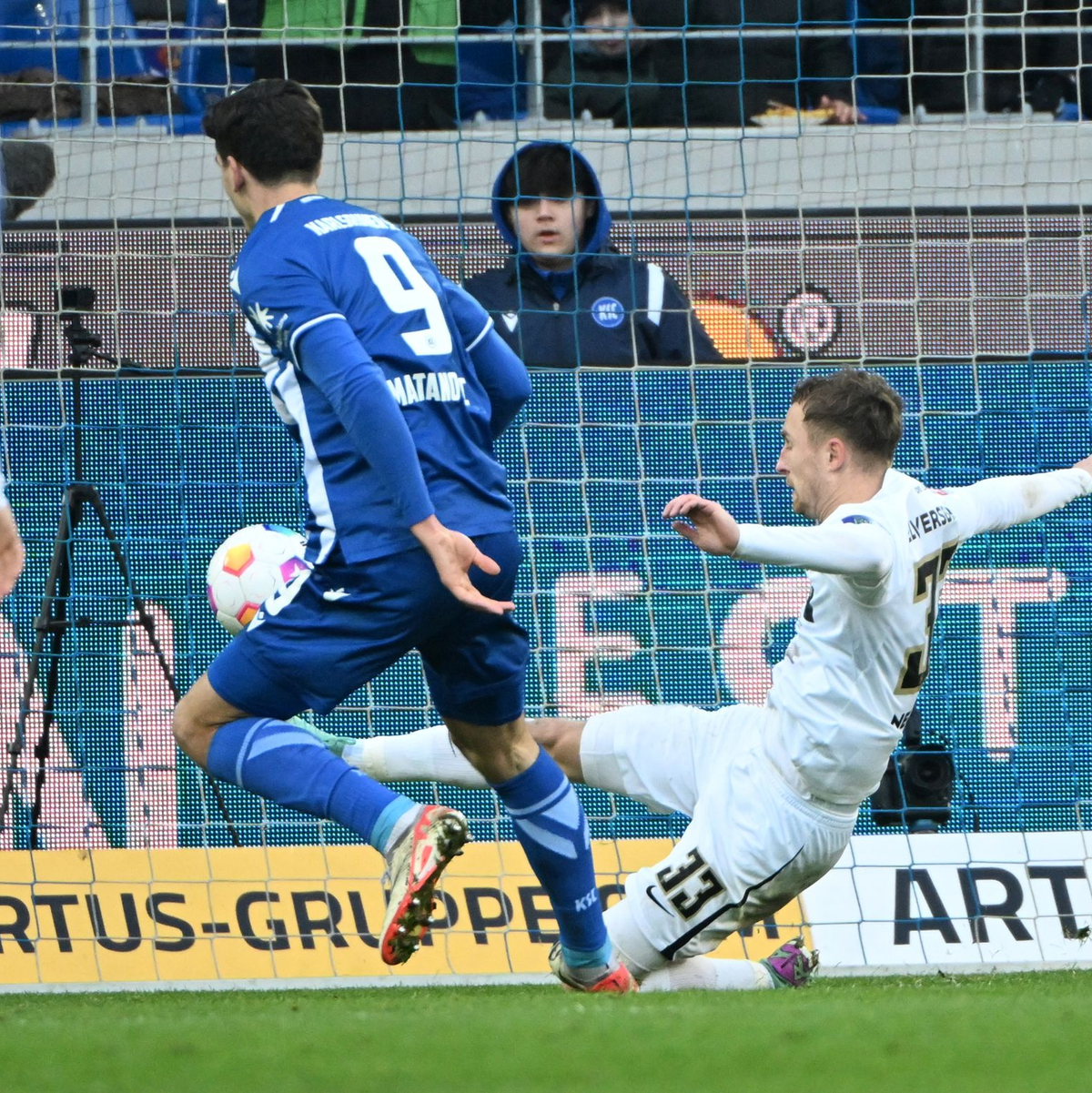 Der Karlsruher Igor Matanovic (l) erzielt den Treffer zum 3:1. - Foto: Uli Deck/dpa