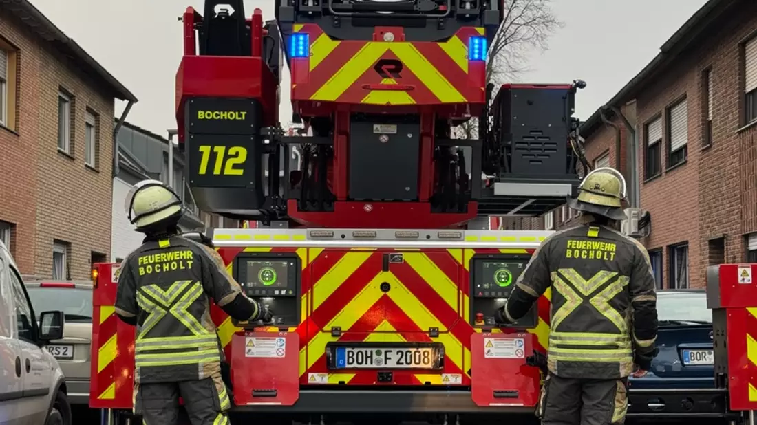 FW Bocholt: Vermeintlicher Dachstuhlbrand entpuppt sich als Fehlalarm - Bild: presseportal.de