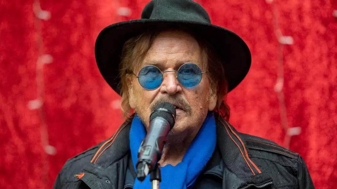 Frank Zander im letzten Jahr bei einer  Weihnachtsaktion für Obdachlose und Bedürftige in Berlin. - Bild: Christophe Gateau/dpa