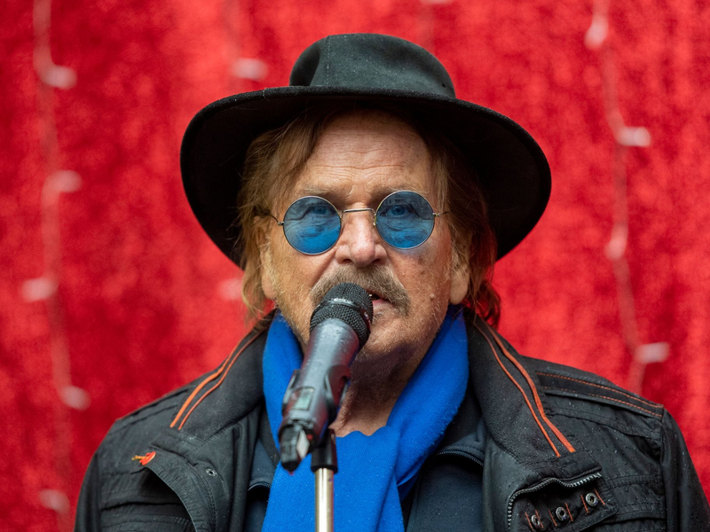 Frank Zander wird im Januar operiert - bis dahin trinkt er auch schon mal ein Bier. - Foto: Christophe Gateau/dpa