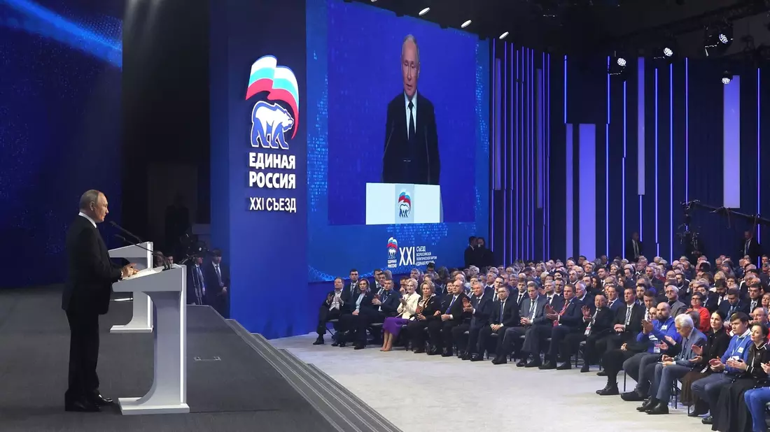 Russlands Präsident Wladimir Putin hält seine Rede auf dem Parteitag in Moskau. - Bild: Mikhail Klimentyev/Pool Sputnik Kremlin/AP/dpa