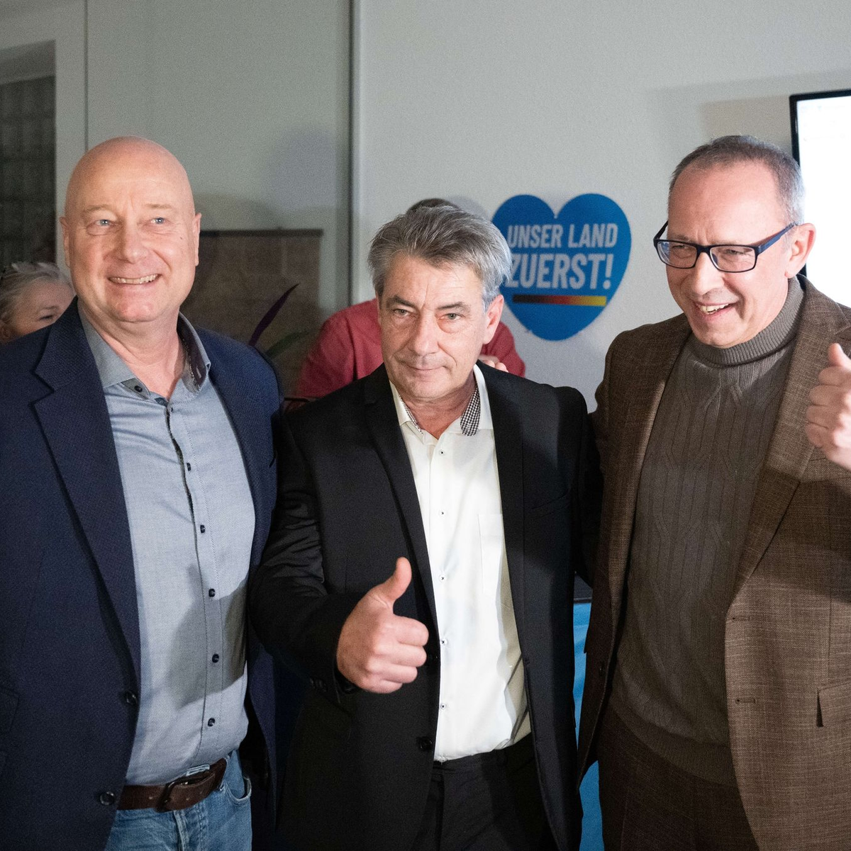 Der sächsische AfD-Generalsekretär Jan Zwerg (l-r), AfD-Kandidat Tim Lochner und der sächsische AfD-Vorsitzende Jörg Urban jubeln während der Wahlparty ihrer Partei. - Foto: Sebastian Kahnert/dpa