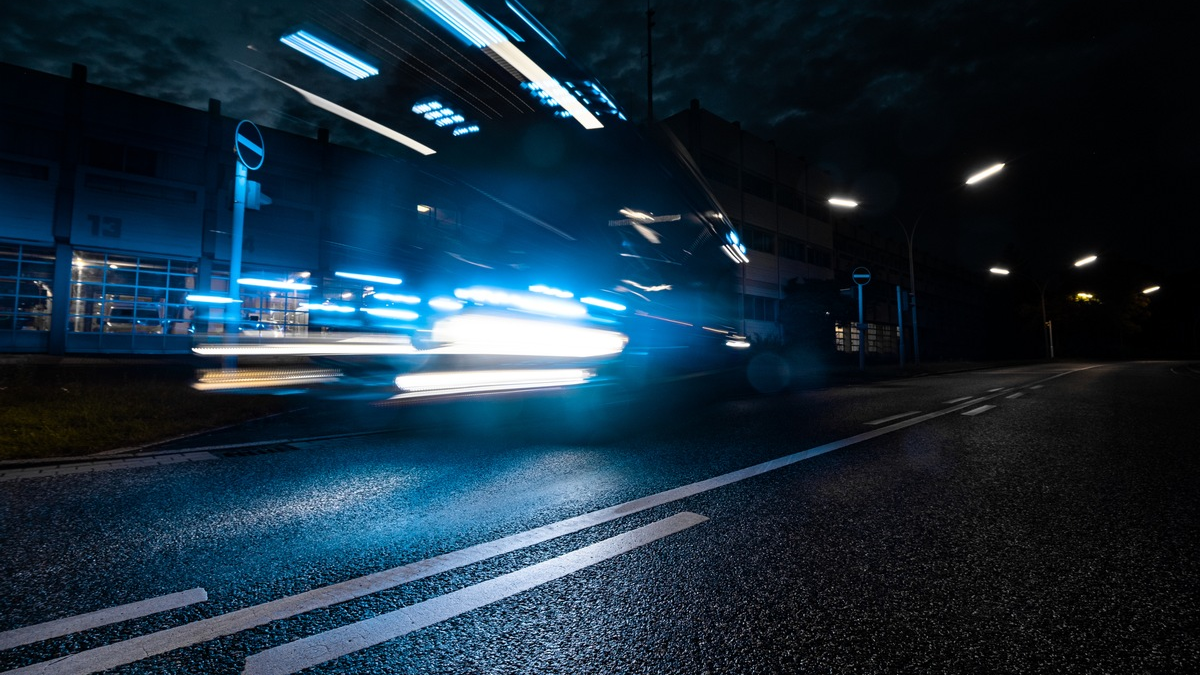 FW Bremerhaven: Feuer in einem Mehrfamilienhaus - Feuerwehr Bremerhaven im Einsatz - Foto: presseportal.de