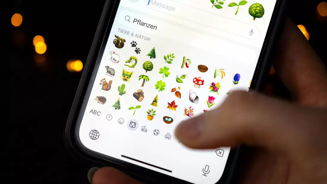 Forschende kritisieren bei Natur-Emojis eine unausgewogene Auswahl. - Bild: Sina Schuldt/dpa