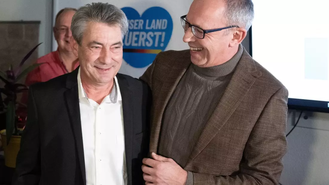 Wahlsieger Tim Lochner (l) und der sächsische AfD-Chef Jörg Urban freuen sich. - Bild: Sebastian Kahnert/dpa