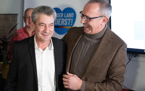 Wahlsieger Tim Lochner (l) und der sächsische AfD-Chef Jörg Urban freuen sich. - Foto: Sebastian Kahnert/dpa Wahlsieger Tim Lochner (l) und der sächsische AfD-Chef Jörg Urban freuen sich. - Foto: Sebastian Kahnert/dpa