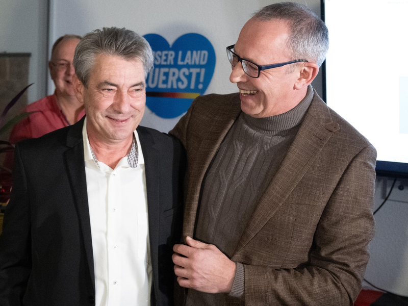 Wahlsieger Tim Lochner (l) und der sächsische AfD-Chef Jörg Urban freuen sich. - Foto: Sebastian Kahnert/dpa