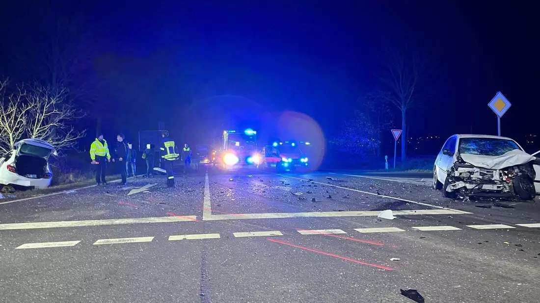 FW Helmstedt: Zwei Verkehrsunfälle, zwei Trageunterstützungen - Bild: presseportal.de