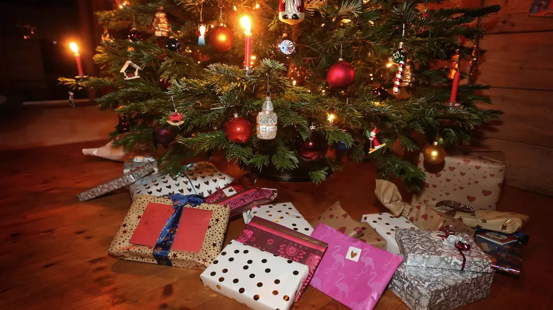 Weihnachtsgeschenke unter einem geschmückten Weihnachtsbaum. - Bild: Karl-Josef Hildenbrand/dpa
