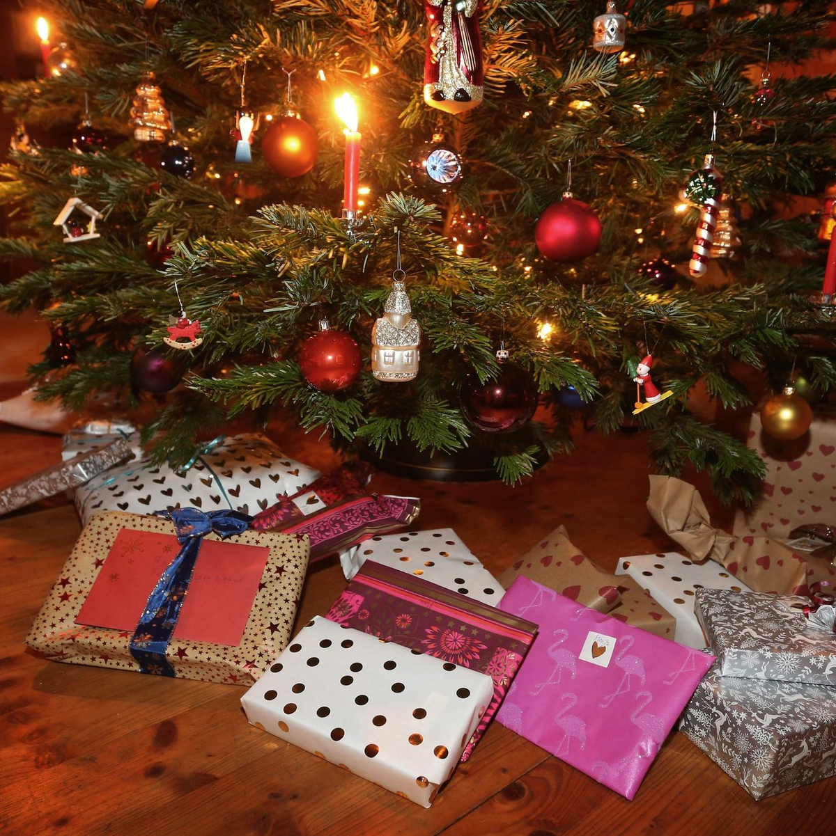Weihnachtsgeschenke unter einem geschmückten Weihnachtsbaum. - Foto: Karl-Josef Hildenbrand/dpa