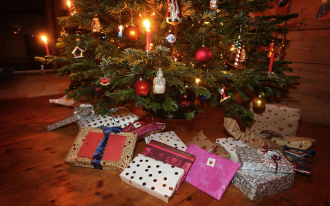Weihnachtsgeschenke unter einem geschmückten Weihnachtsbaum. - Foto: Karl-Josef Hildenbrand/dpa
