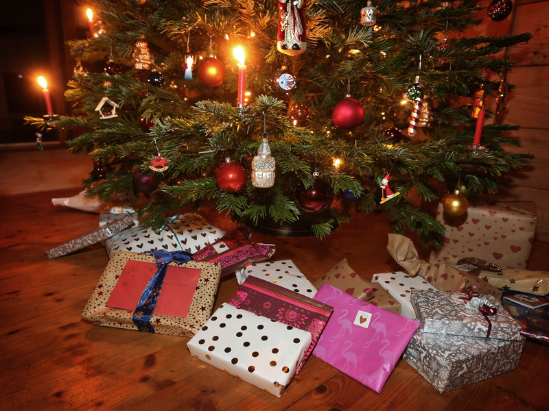Weihnachtsgeschenke unter einem geschmückten Weihnachtsbaum. - Foto: Karl-Josef Hildenbrand/dpa