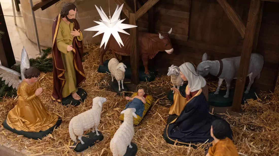 Krippe mit dem Jesuskind mit Ochs, Esel und Schafen. - Bild: Friso Gentsch/dpa
