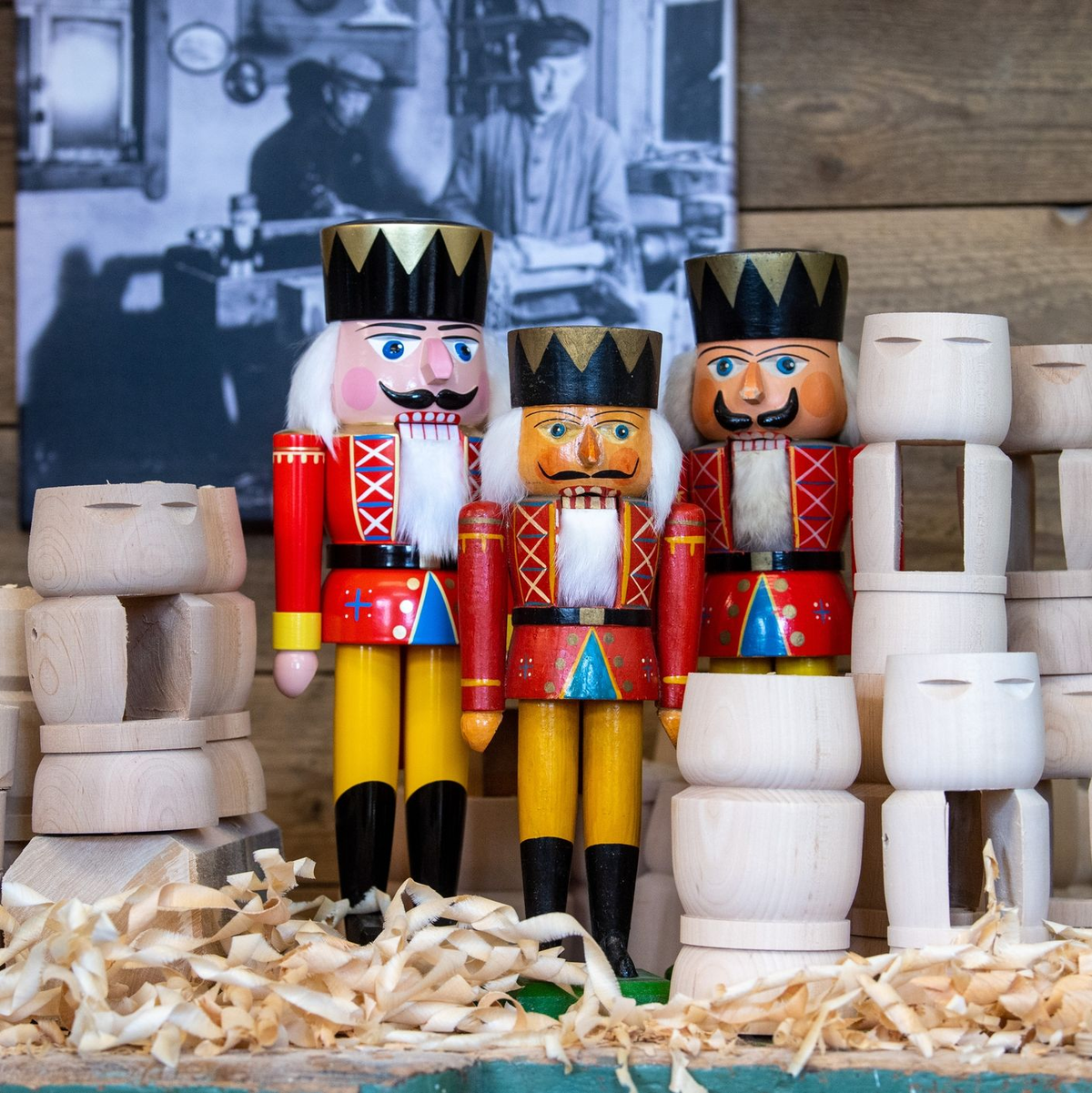 Nussknacker in der Werkstatt des Holzspielzeugmachers Markus Füchtner im sächsischen Seiffen. - Foto: Hendrik Schmidt/dpa-Zentralbild/dpa