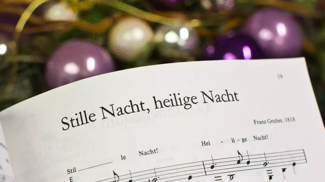 Noten zum Weihnachtslied «Stille Nacht, heilige Nacht». Das Lied erdachten sich ein Hilfspriester und ein Volksschullehrer zwischen 1816 und 1818. - Bild: Michael Kappeler/dpa