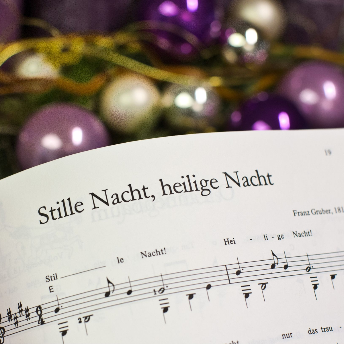 Noten zum Weihnachtslied «Stille Nacht, heilige Nacht». Das Lied erdachten sich ein Hilfspriester und ein Volksschullehrer zwischen 1816 und 1818. - Foto: Michael Kappeler/dpa