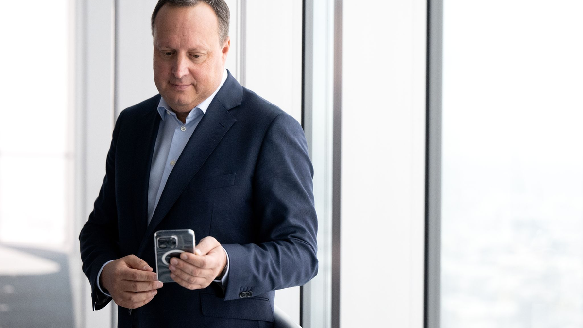 Firmenchef Markus Haas sieht O2 im Aufwind. - Foto: Sven Hoppe/dpa