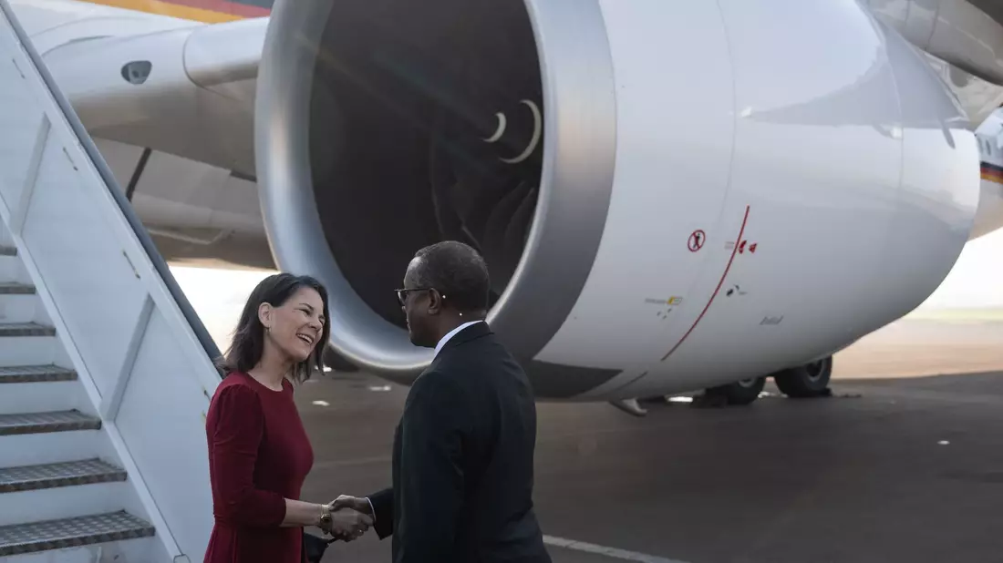 Außenministerin Annalena Baerbock wird auf dem Flughafen von Kigali von ihrem Amtskollegen Vincent Biruta empfangen. - Bild: Hannes P. Albert/dpa