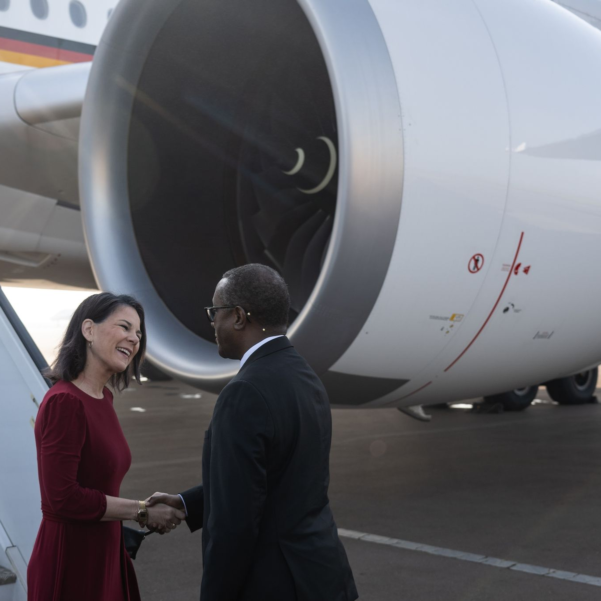 Außenministerin Annalena Baerbock wird auf dem Flughafen von Kigali von ihrem Amtskollegen Vincent Biruta empfangen. - Foto: Hannes P. Albert/dpa