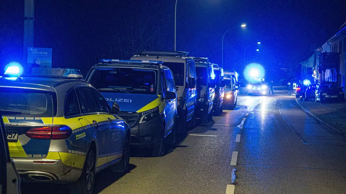 Rund 200 Einsatzkräfte der Polizei, Feuerwehr und des Technischen Hilfswerks beteiligten sich an der Suche nach der Zweijährigen. - Bild: David Pichler/dpa