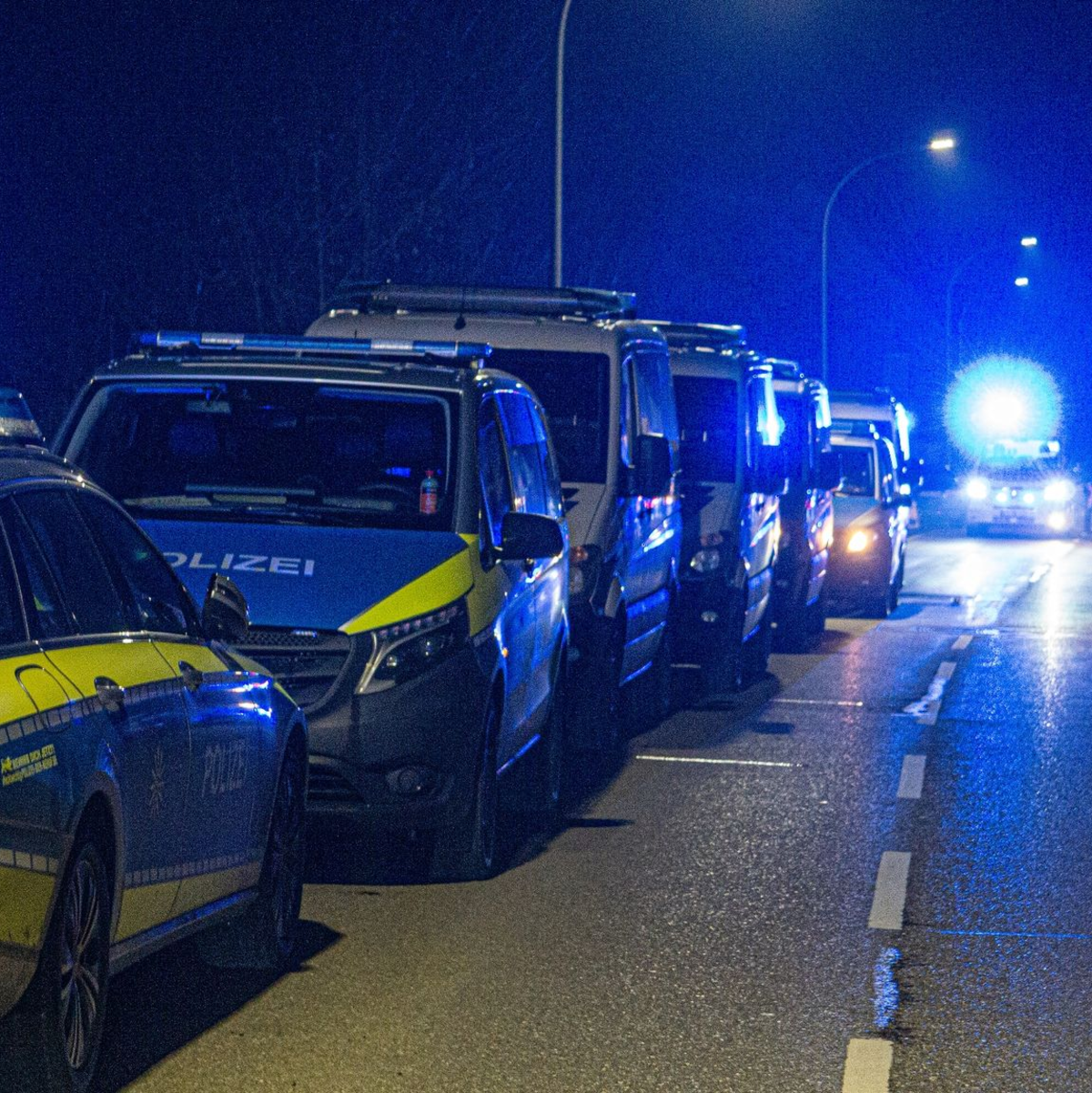 Rund 200 Einsatzkräfte der Polizei, Feuerwehr und des Technischen Hilfswerks beteiligten sich an der Suche nach der Zweijährigen. - Foto: David Pichler/dpa