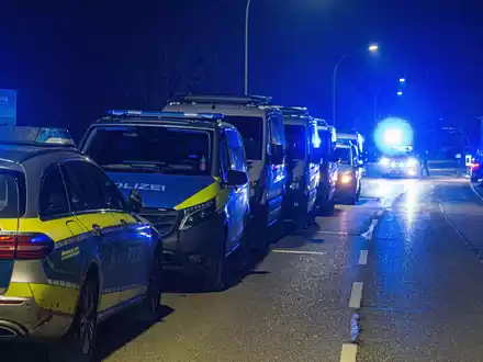Rund 200 Einsatzkräfte der Polizei, Feuerwehr und Technisches Hilfswerk beteiligten sich an der Suche nach der Zweijährigen. - Foto: David Pichler/dpa