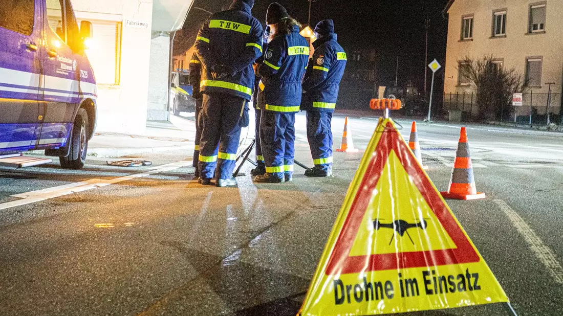 Bei der Suche nach dem vermissten zweijährigen Mädchen kommen auch Drohnen zum Einsatz. - Bild: David Pichler/dpa
