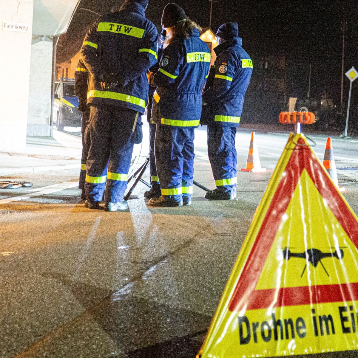 Bei der Suche nach dem vermissten zweijährigen Mädchen kommen auch Drohnen zum Einsatz. - Foto: David Pichler/dpa