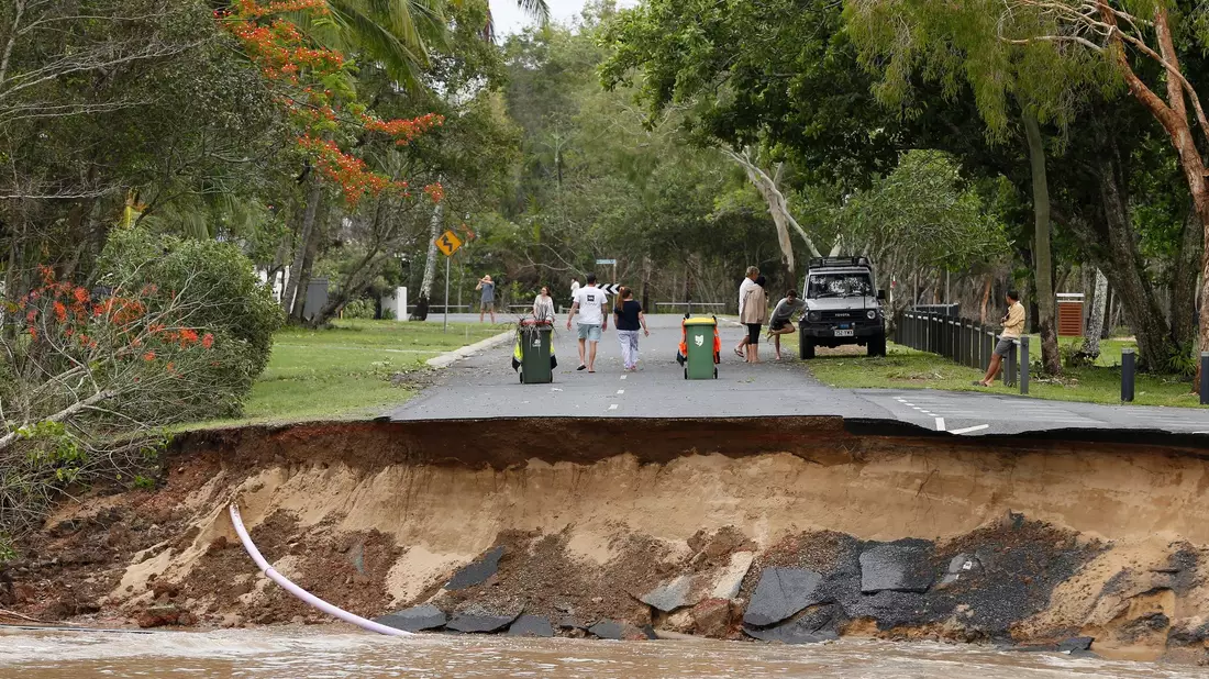 Zerstörte Straße im australischen Cairns, die von den Regenmassen des Tropensturms «Jasper» weggespült wurde. - Bild: Joshua Prieto/AAP/dpa