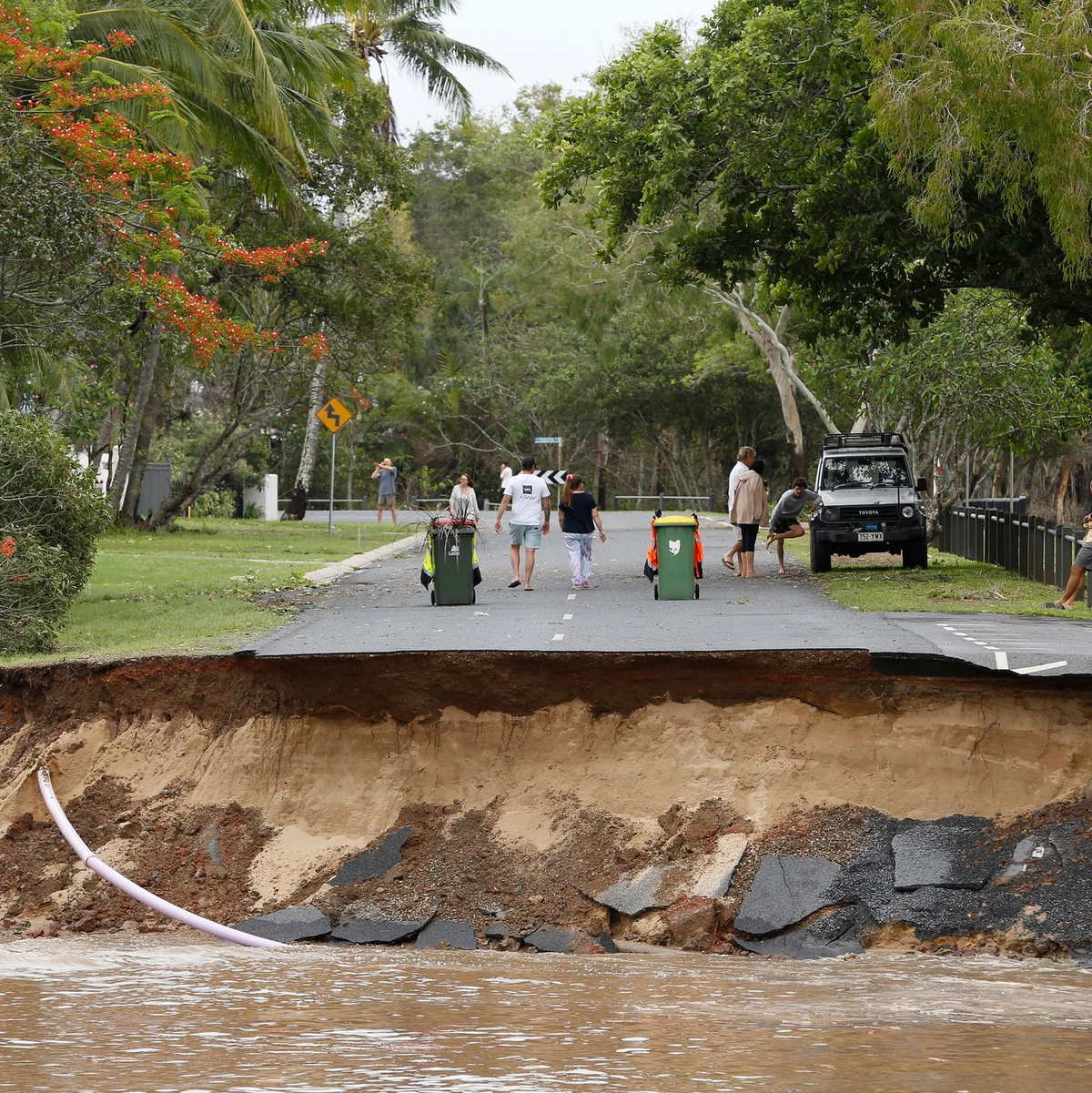 Zerstörte Straße im australischen Cairns, die von den Regenmassen des Tropensturms «Jasper» weggespült wurde. - Foto: Joshua Prieto/AAP/dpa