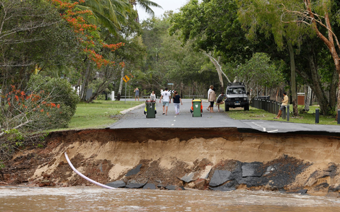 Zerstörte Straße im australischen Cairns, die von den Regenmassen des Tropensturms «Jasper» weggespült wurde. - Foto: Joshua Prieto/AAP/dpa
