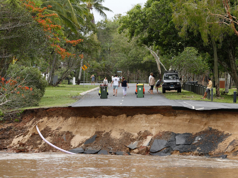 Zerstörte Straße im australischen Cairns, die von den Regenmassen des Tropensturms «Jasper» weggespült wurde. - Foto: Joshua Prieto/AAP/dpa