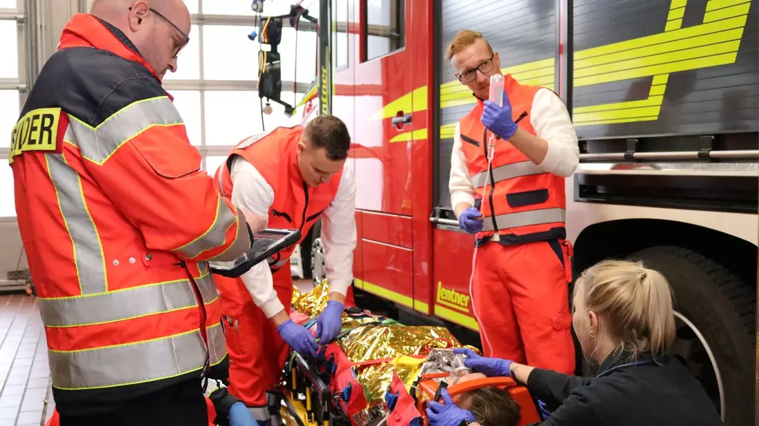 FW Bremerhaven: Direkteinstieg als Notfallsanitäterin oder Notfallsanitäter - Feuerwehr Bremerhaven geht für Nachwuchsgewinnung neue Wege - Bild: presseportal.de