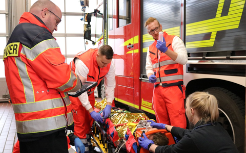 FW Bremerhaven: Direkteinstieg als Notfallsanitäterin oder Notfallsanitäter - Feuerwehr Bremerhaven geht für Nachwuchsgewinnung neue Wege - Foto: presseportal.de FW Bremerhaven: Direkteinstieg als Notfallsanitäterin oder Notfallsanitäter - Feuerwehr Bremerhaven geht für Nachwuchsgewinnung neue Wege - Foto: presseportal.de