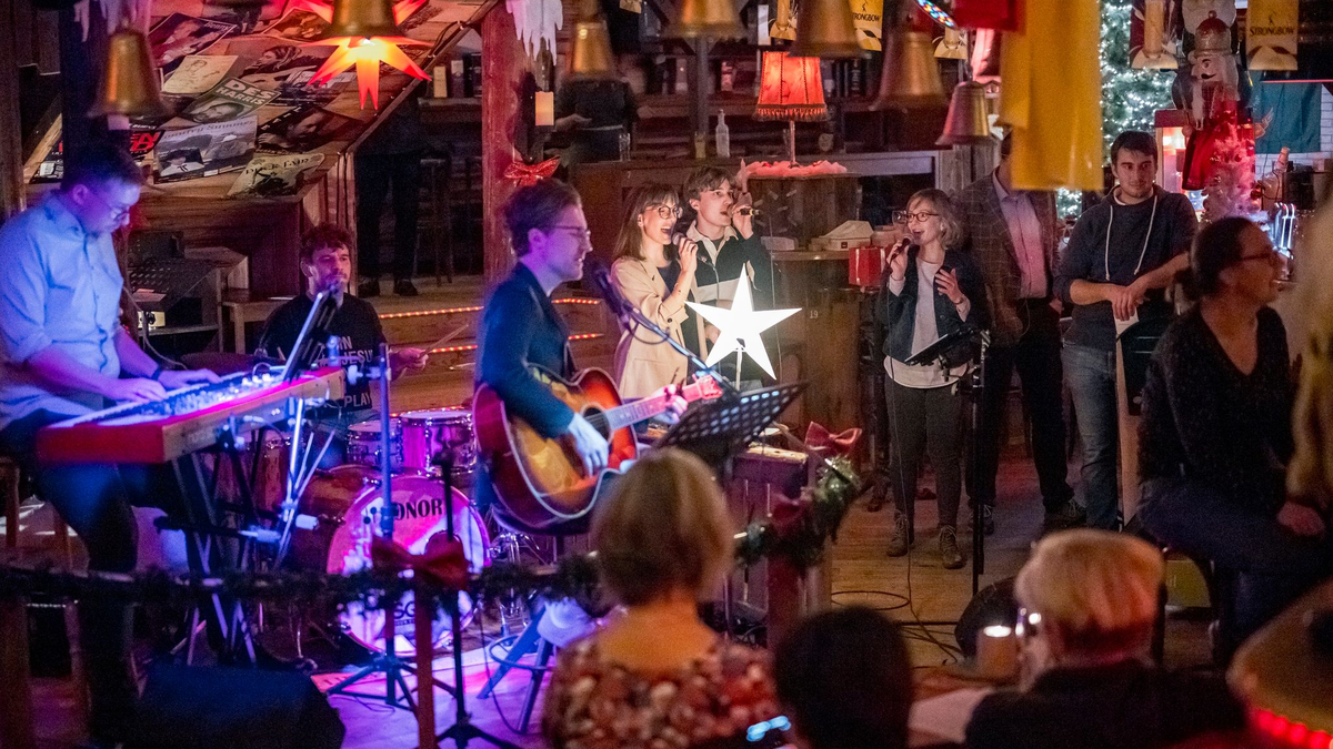 Die Band der Freien Christengemeinde Bayreuth e.V. begleitet den Gottesdienst im Irish Pub in Bayreuth. - Foto: Daniel Vogl/dpa