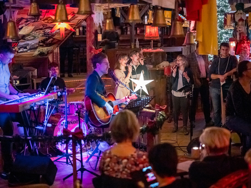 Die Band der Freien Christengemeinde Bayreuth e.V. begleitet den Gottesdienst im Irish Pub in Bayreuth. - Foto: Daniel Vogl/dpa
