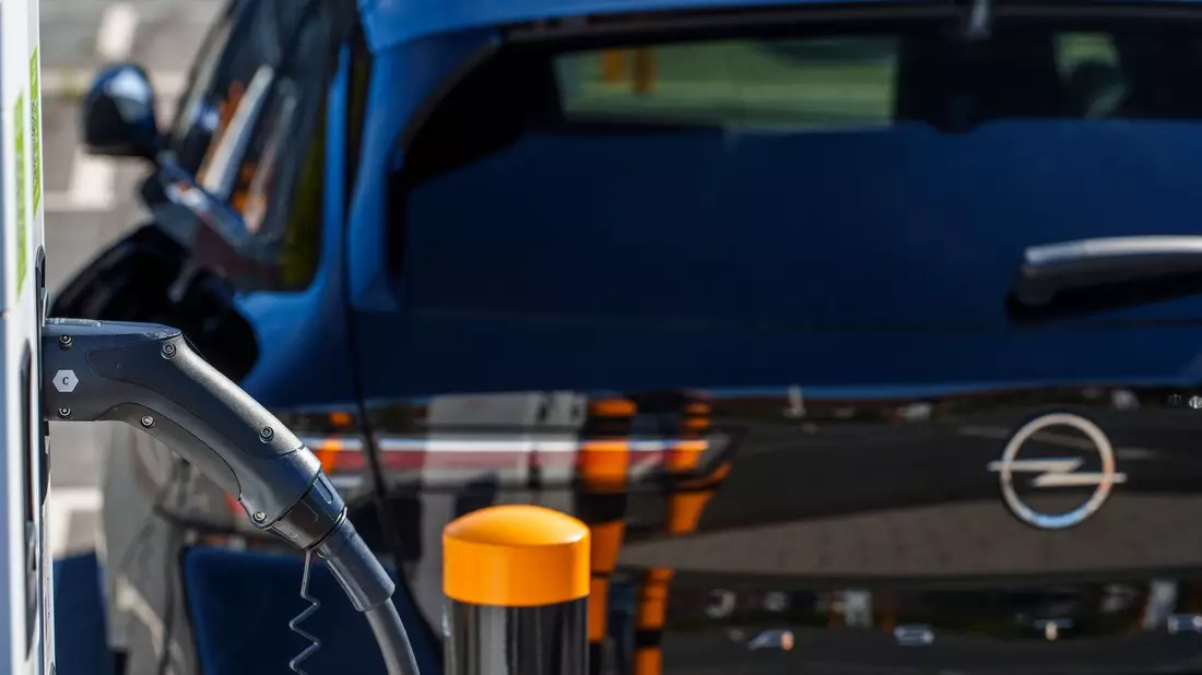 Nach dem abrupten Förderende von E-Autos, übernimmt Stellantis die Förderung für seine Privatkunden kurzerhand selbst. - Bild: Andreas Arnold/dpa