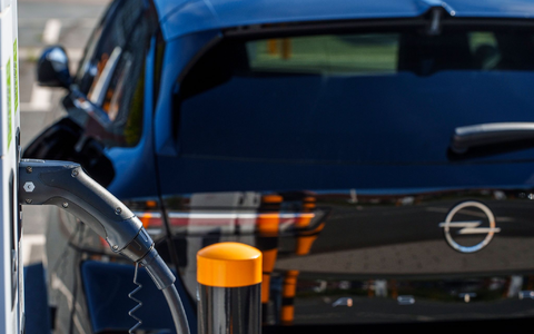 Nach dem abrupten Förderende von E-Autos, übernimmt Stellantis die Förderung für seine Privatkunden kurzerhand selbst. - Foto: Andreas Arnold/dpa Nach dem abrupten Förderende von E-Autos, übernimmt Stellantis die Förderung für seine Privatkunden kurzerhand selbst. - Foto: Andreas Arnold/dpa