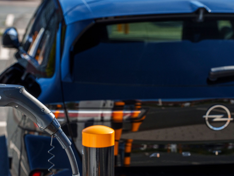 Nach dem abrupten Förderende von E-Autos, übernimmt Stellantis die Förderung für seine Privatkunden kurzerhand selbst. - Foto: Andreas Arnold/dpa