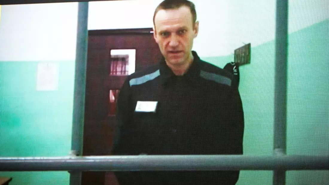 Alexej Nawalny während einer Live-Übertragung vor dem Obersten Gerichtshof in Russland. Der in Haft verschwundene Kremlgegner ist erneut nicht zu einer Gerichtsverhandlung erschienen. - Bild: Alexander Zemlianichenko/AP/dpa