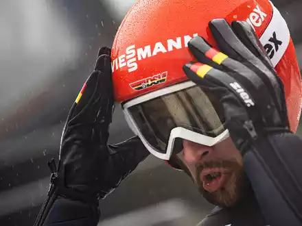 Markus Eisenbichler bereitet sich auf seinen Trainingssprung vor. - Foto: Swen Pförtner/dpa