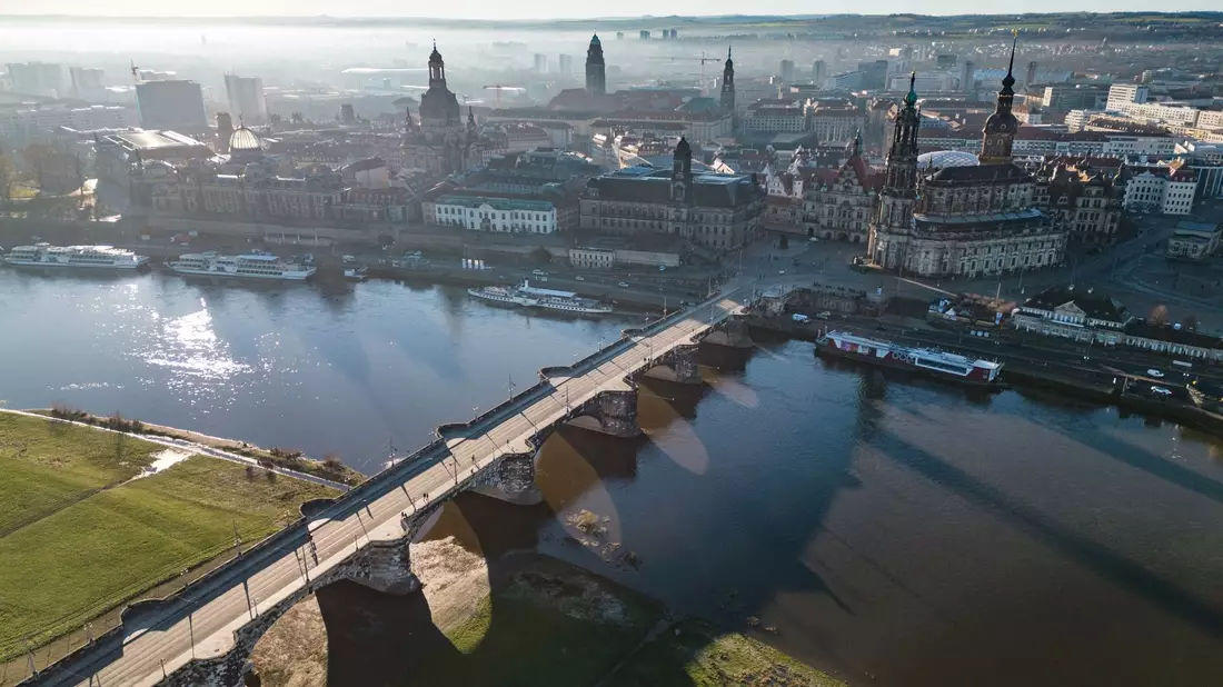 Sonniges Wetter in Dresden ein paar Tage vor Weihnachten. - Bild: Robert Michael/dpa
