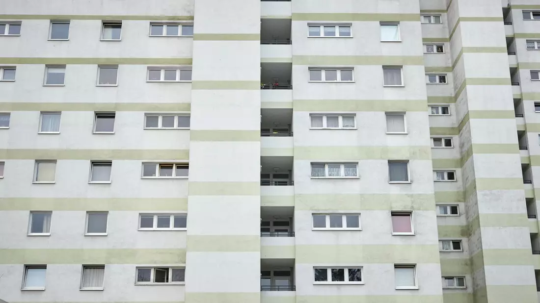 Blick auf ein Wohnhaus in Hamburg-Eidelstedt. In Deutschland stehen immer weniger Wohnungen leer. - Bild: Georg Wendt/dpa